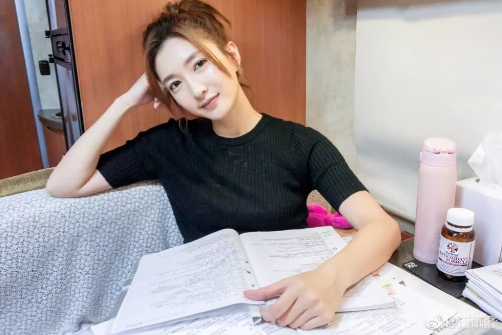 江疏影最新街拍教你做时髦“上班女郎”